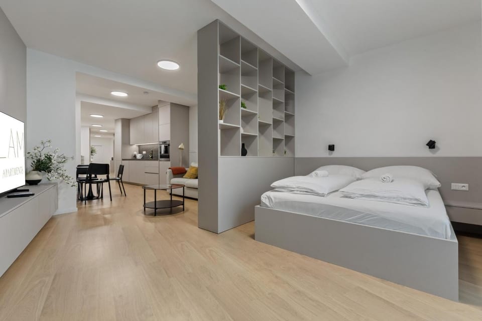 Bed, TV and multimedia, Living room, Photo of the whole room, Seating area, Bedroom, towels