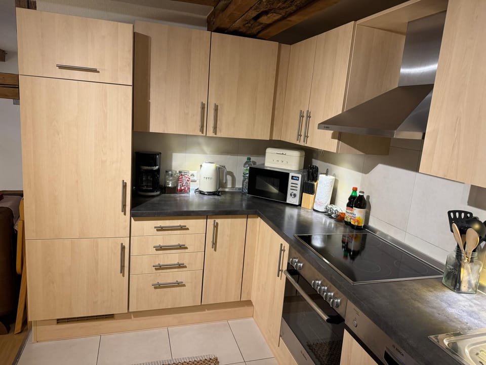 Coffee/tea facilities, Kitchen or kitchenette, dishwasher, stove, toaster