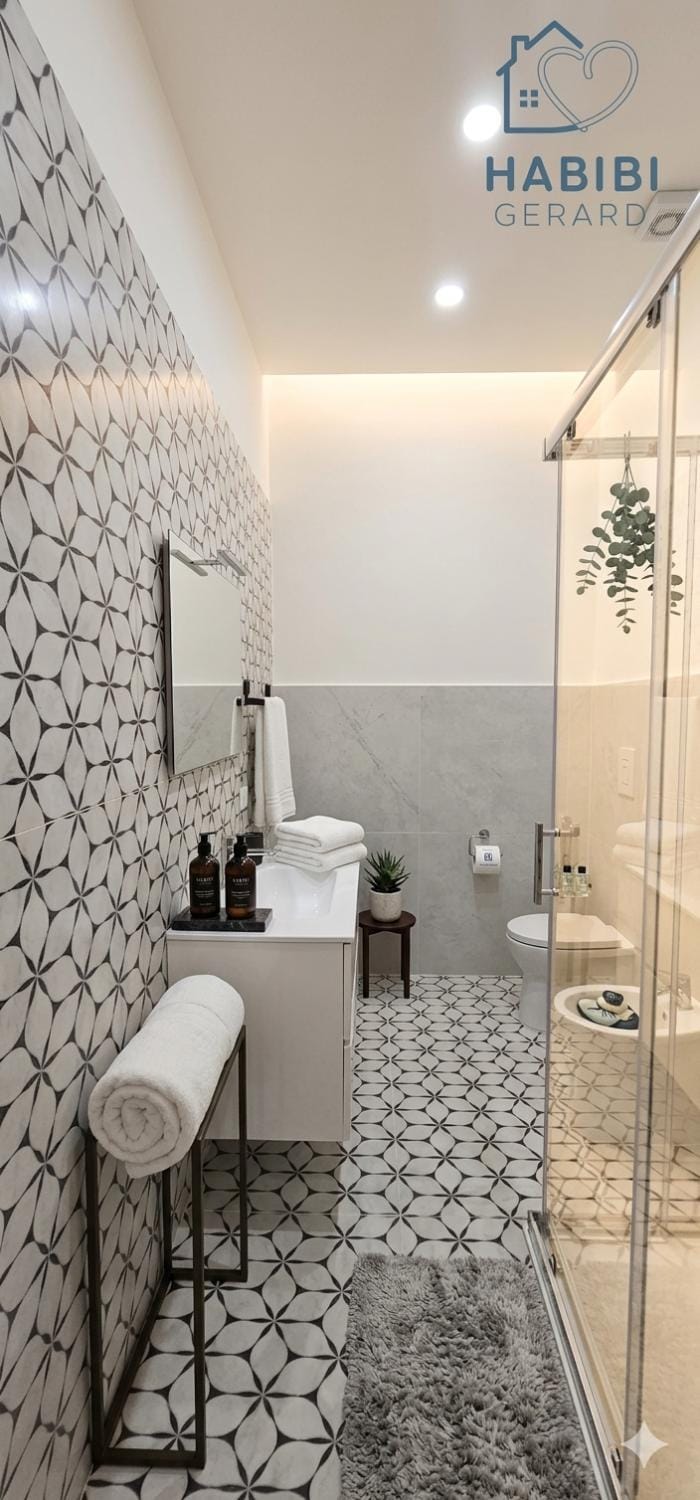 Shower, Toilet, Bathroom
