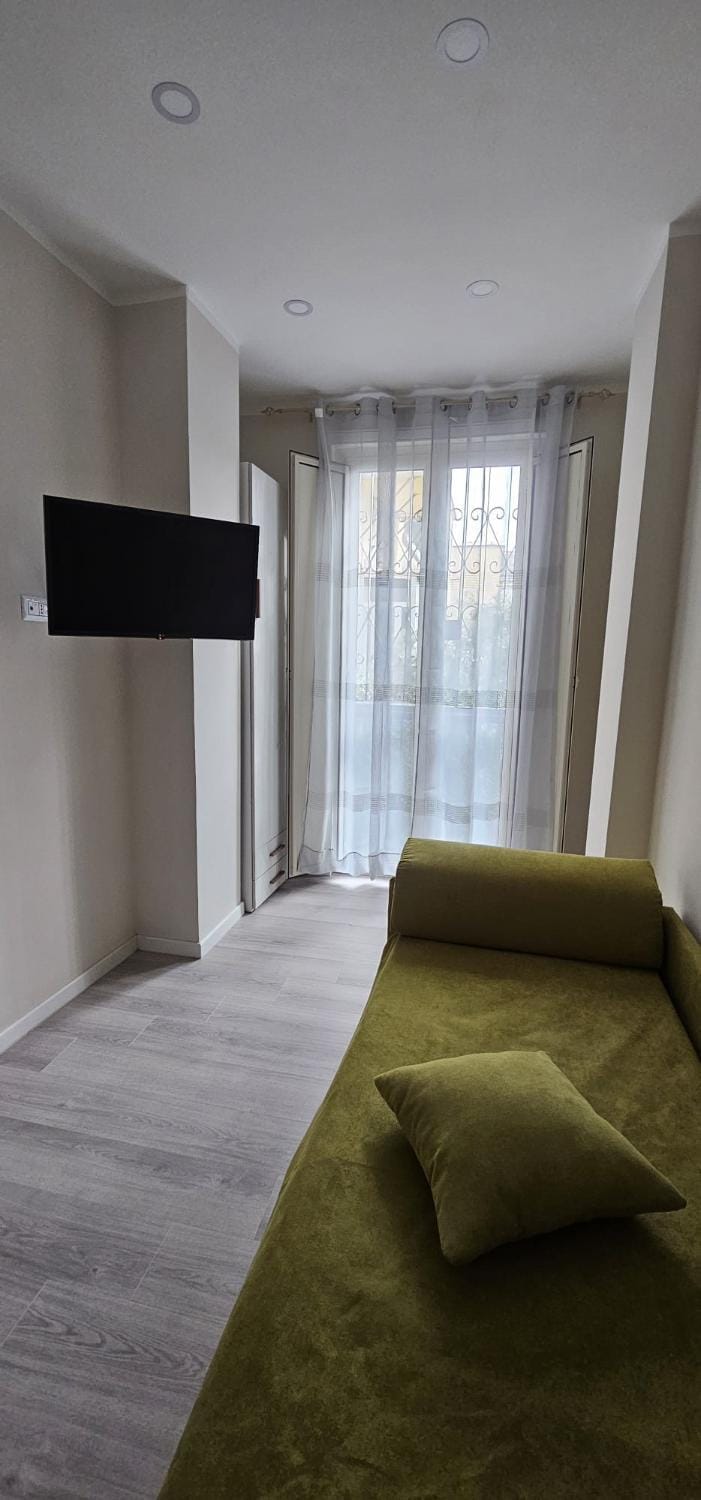 Bed, TV and multimedia, Bedroom