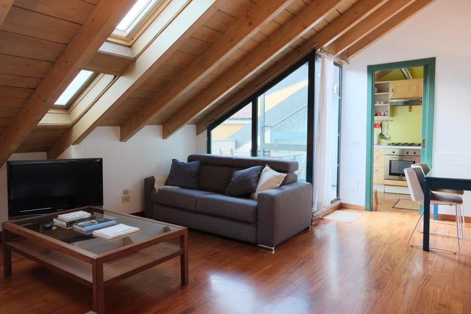 Communal lounge/ TV room, TV and multimedia, Living room, Seating area, Evening entertainment