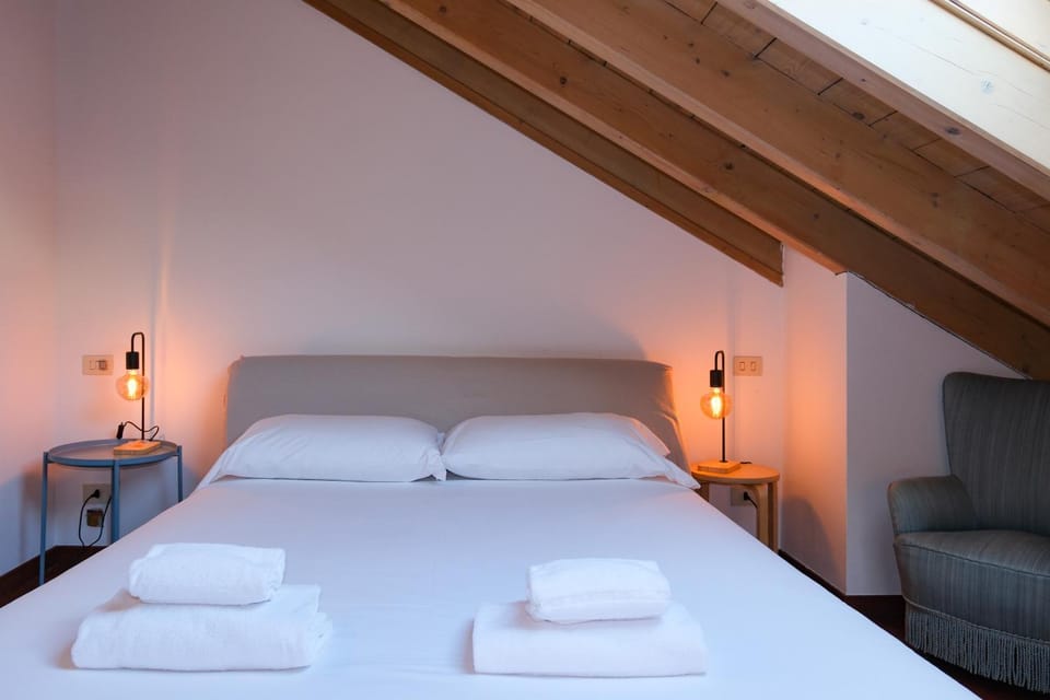 Bed, Bedroom, towels