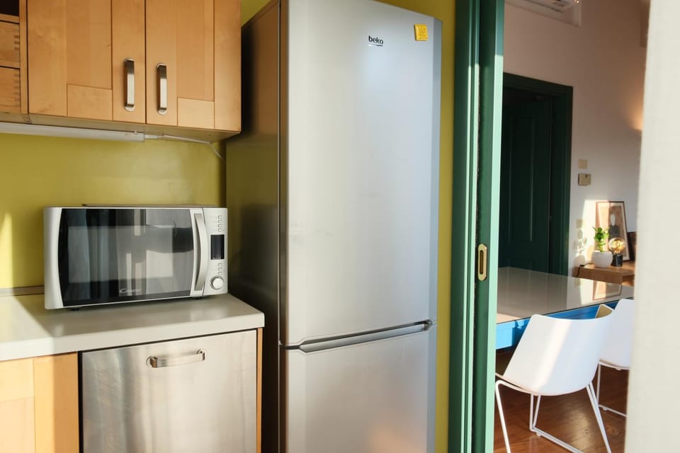 Kitchen or kitchenette, dishwasher, stove