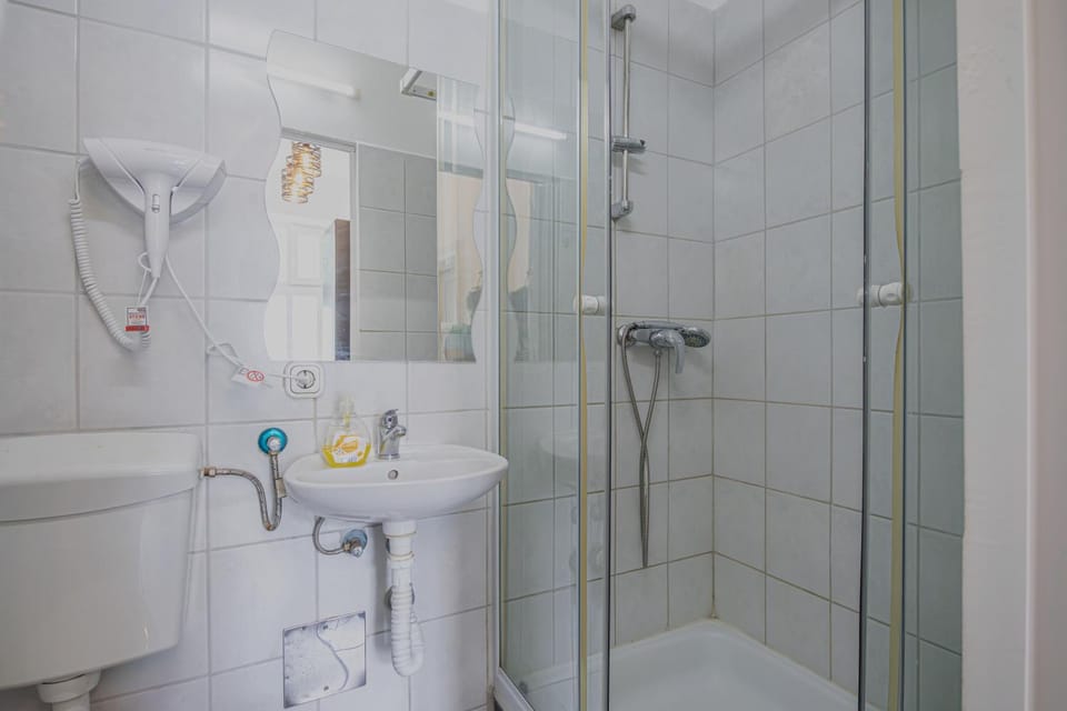 Shower, Bathroom, towels