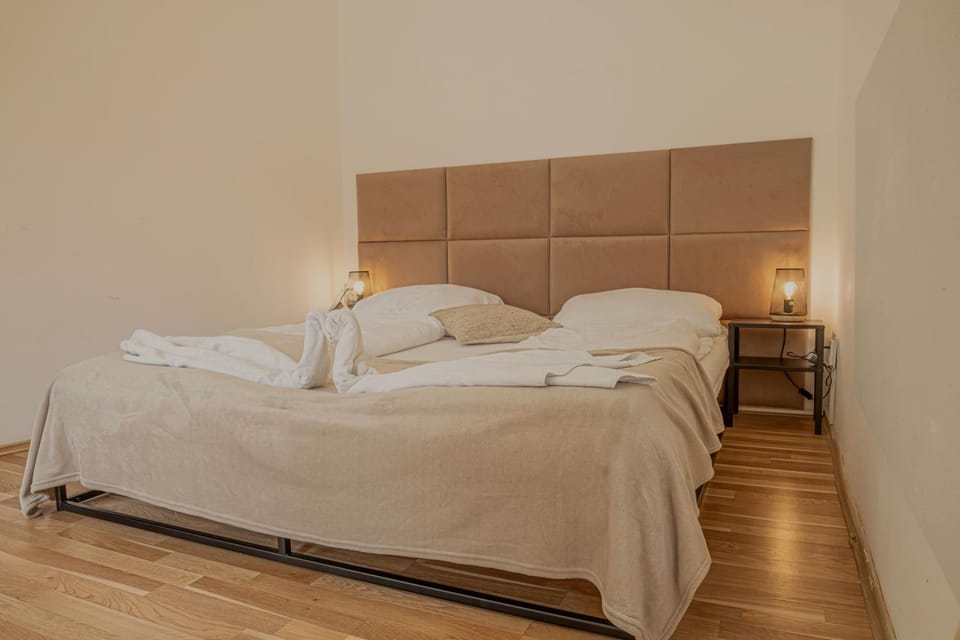 Bed, Bedroom, towels