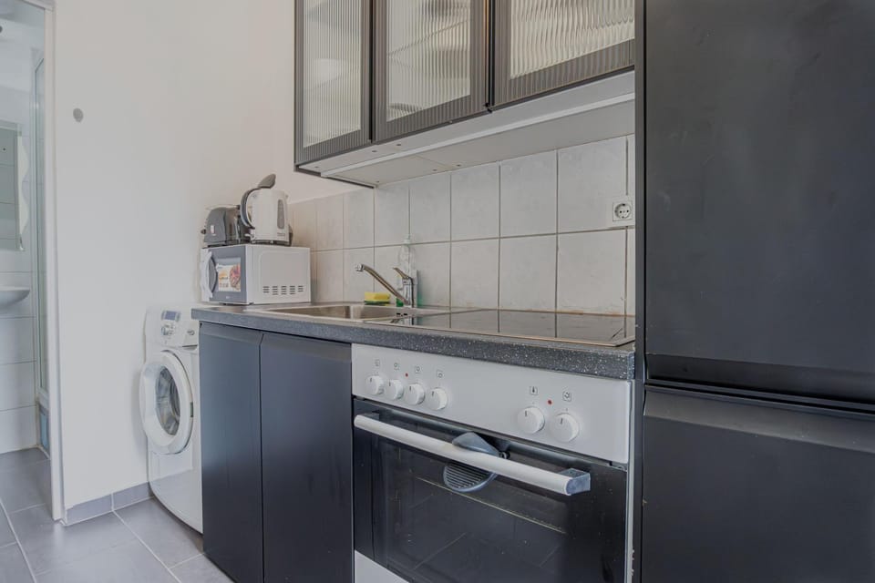 Kitchen or kitchenette, stove, washing machine