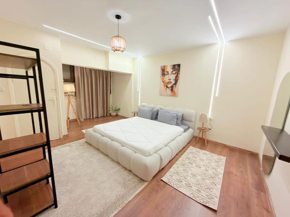 Lux Skyline 3BR Apt With Nile View Balcony Apartment in Cairo Governorate