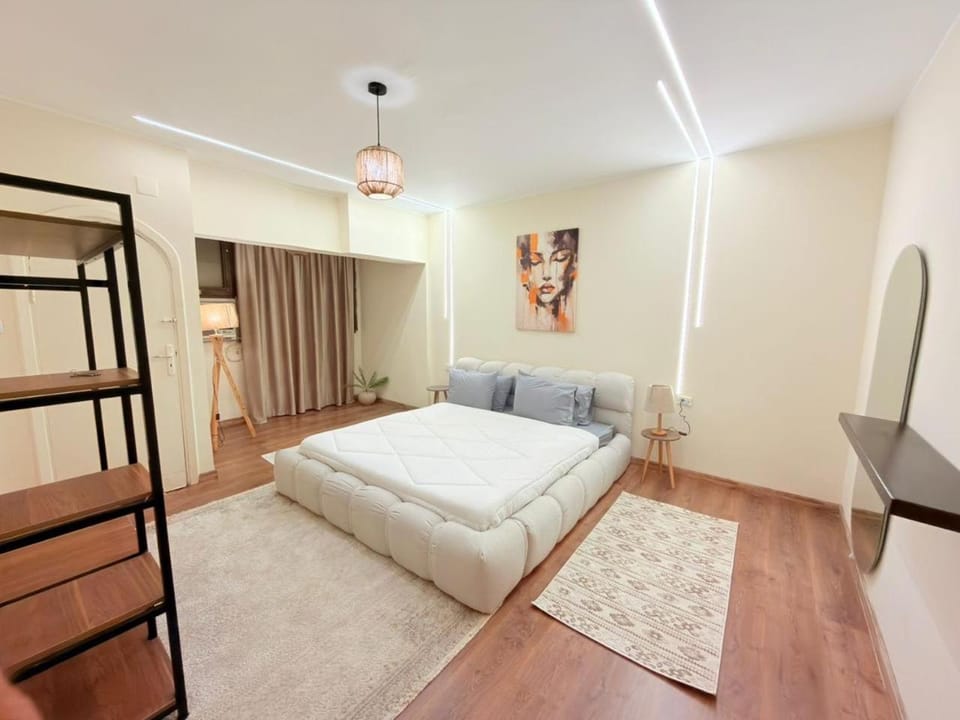 Lux Skyline 3BR Apt With Nile View Balcony Apartment in Cairo Governorate