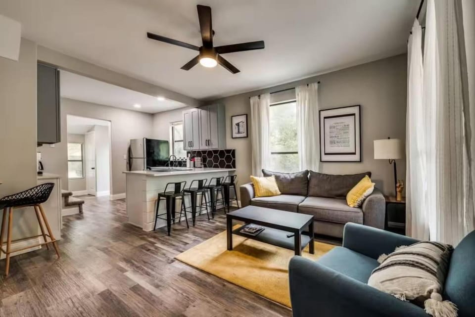 Kitchen or kitchenette, Living room, Seating area, Dining area
