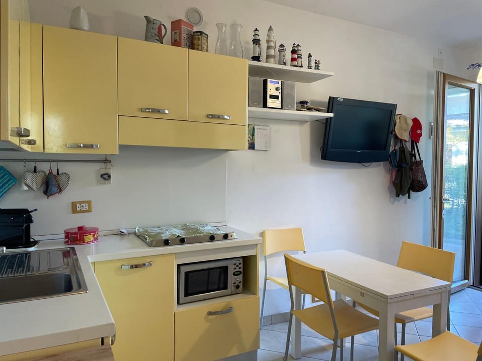 Communal lounge/ TV room, TV and multimedia, microwave, oven, kitchen