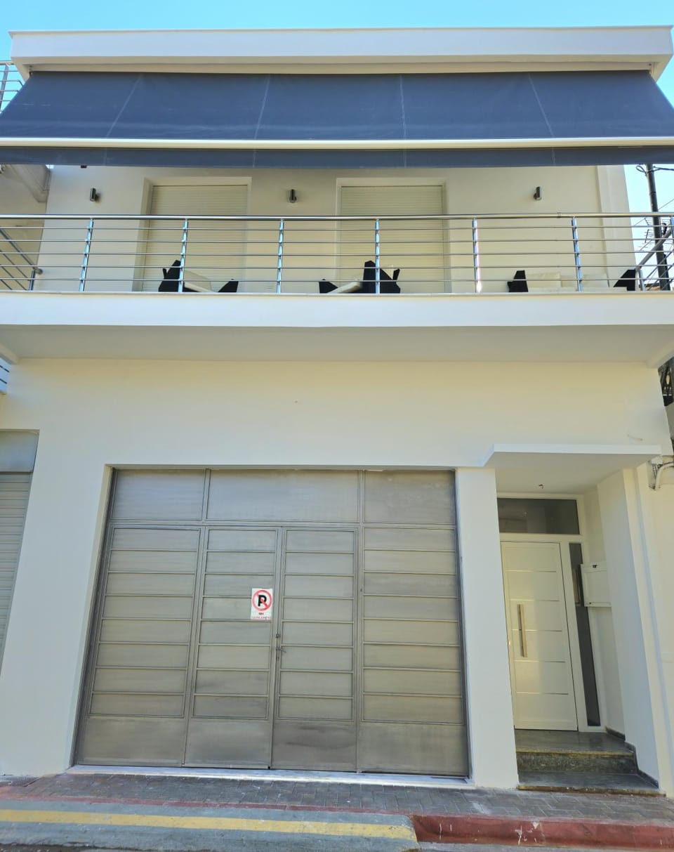 Property building, Day, Balcony/Terrace