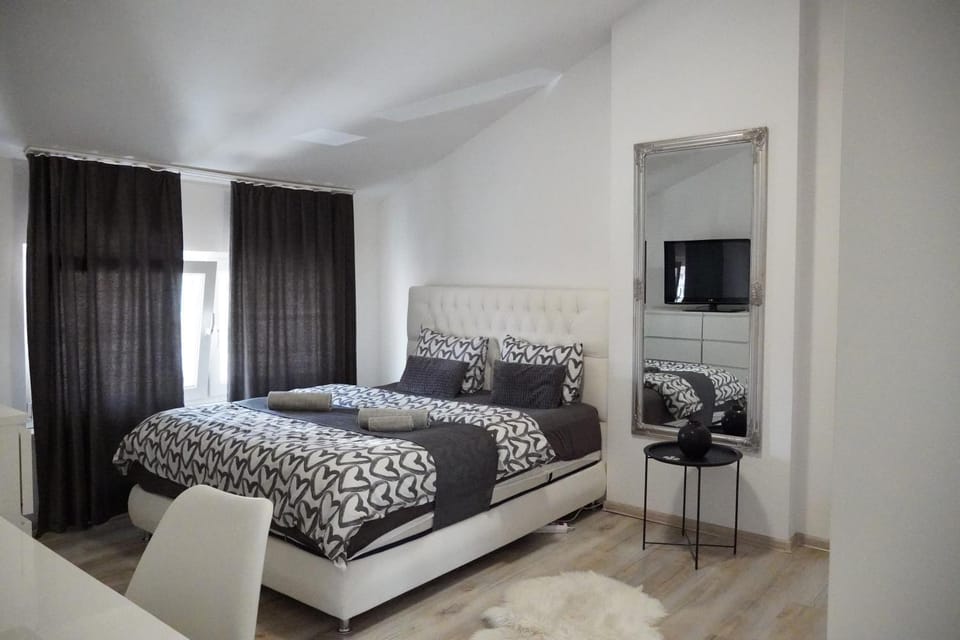 Bed, TV and multimedia, Bedroom