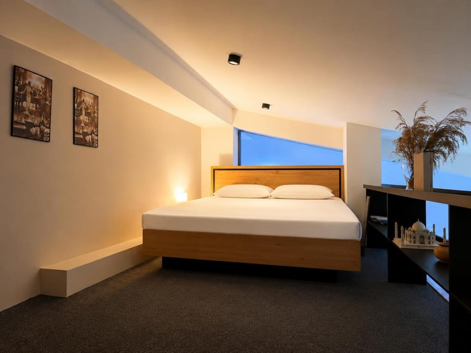 Bed, Photo of the whole room, Bedroom