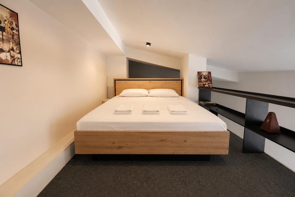 Bed, Photo of the whole room, Bedroom, towels