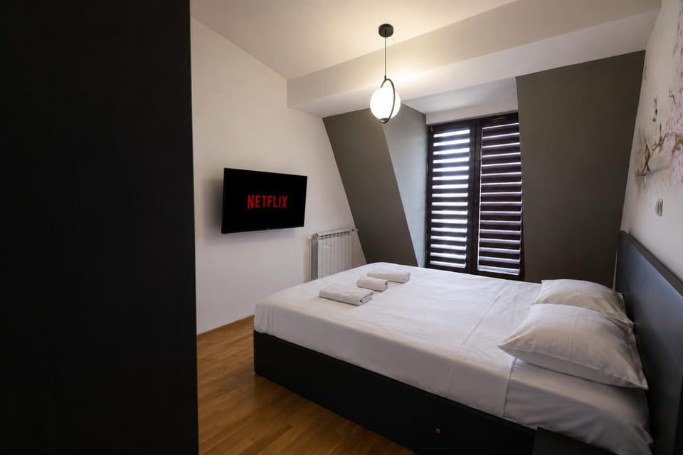 Bed, TV and multimedia, Photo of the whole room, Bedroom