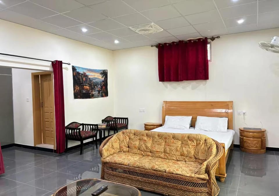Bed, Living room, Photo of the whole room, Seating area, Bedroom, air conditioner
