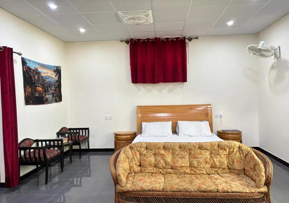 Bed, Living room, Photo of the whole room, Seating area, Bedroom, air conditioner