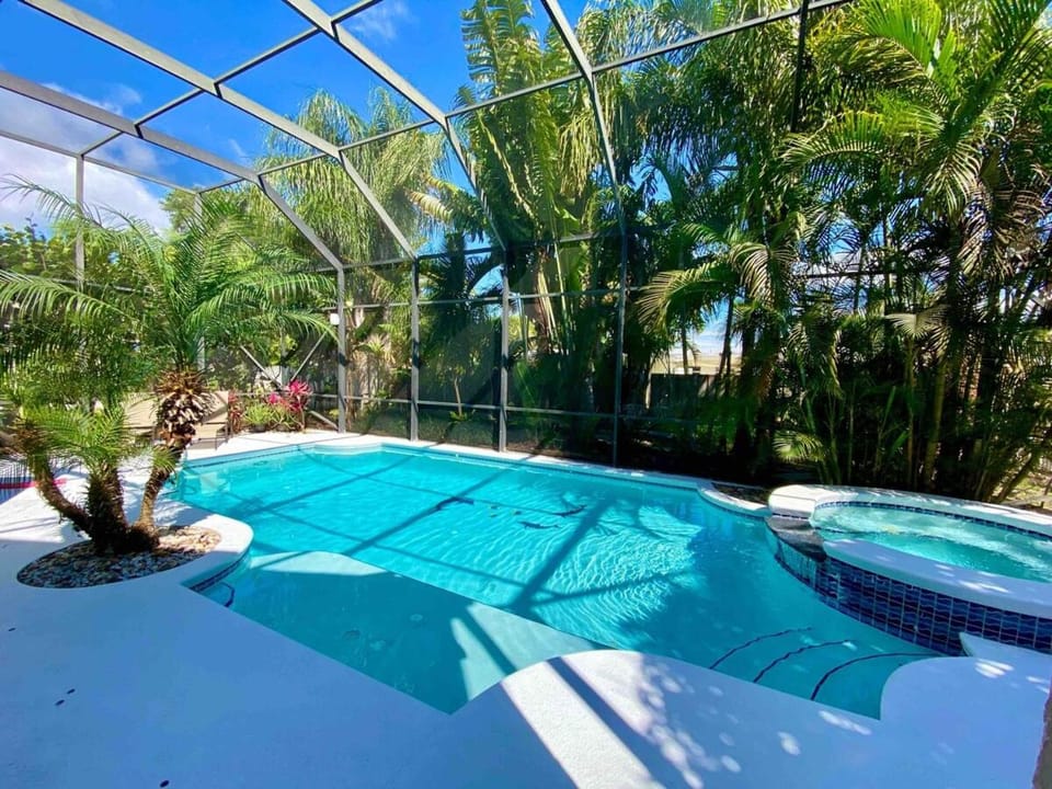 6 BD Beach Retreat-Heated Pool, Jacuzzi & Arcade House in Cape Canaveral