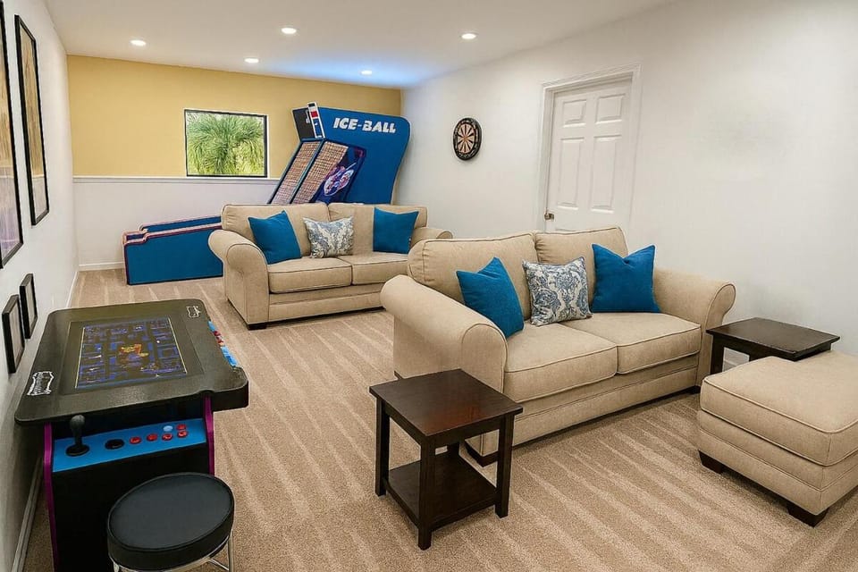 6 BD Beach Retreat-Heated Pool, Jacuzzi & Arcade House in Cape Canaveral