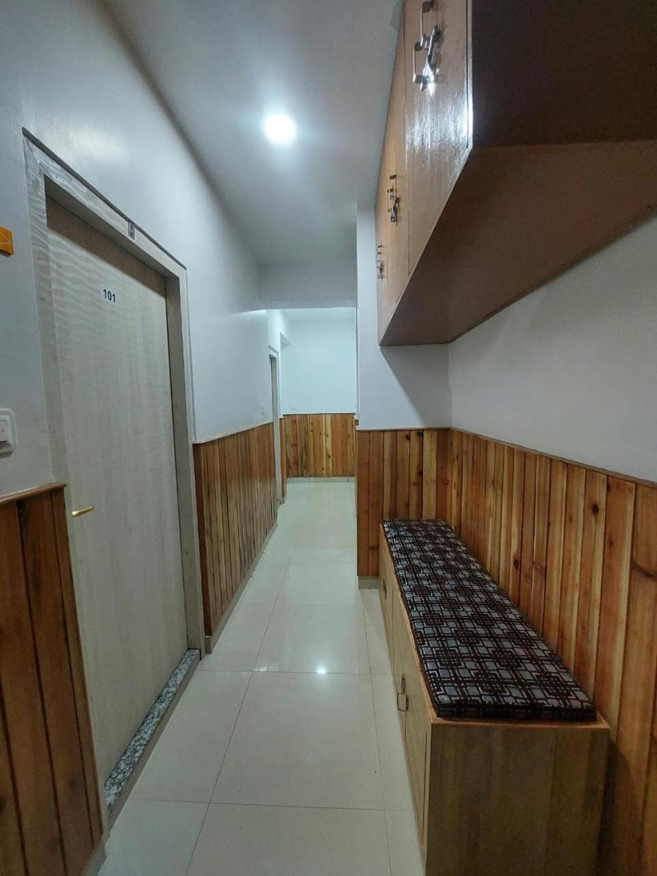 Hotel Rashak - Mg Marg Hotel in India