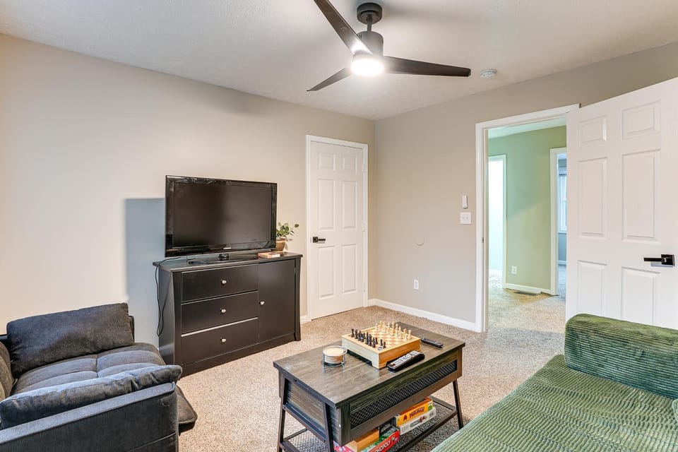 Stay Near the Derby & Downtown! Louisville Apt Apartment in Jefferson County