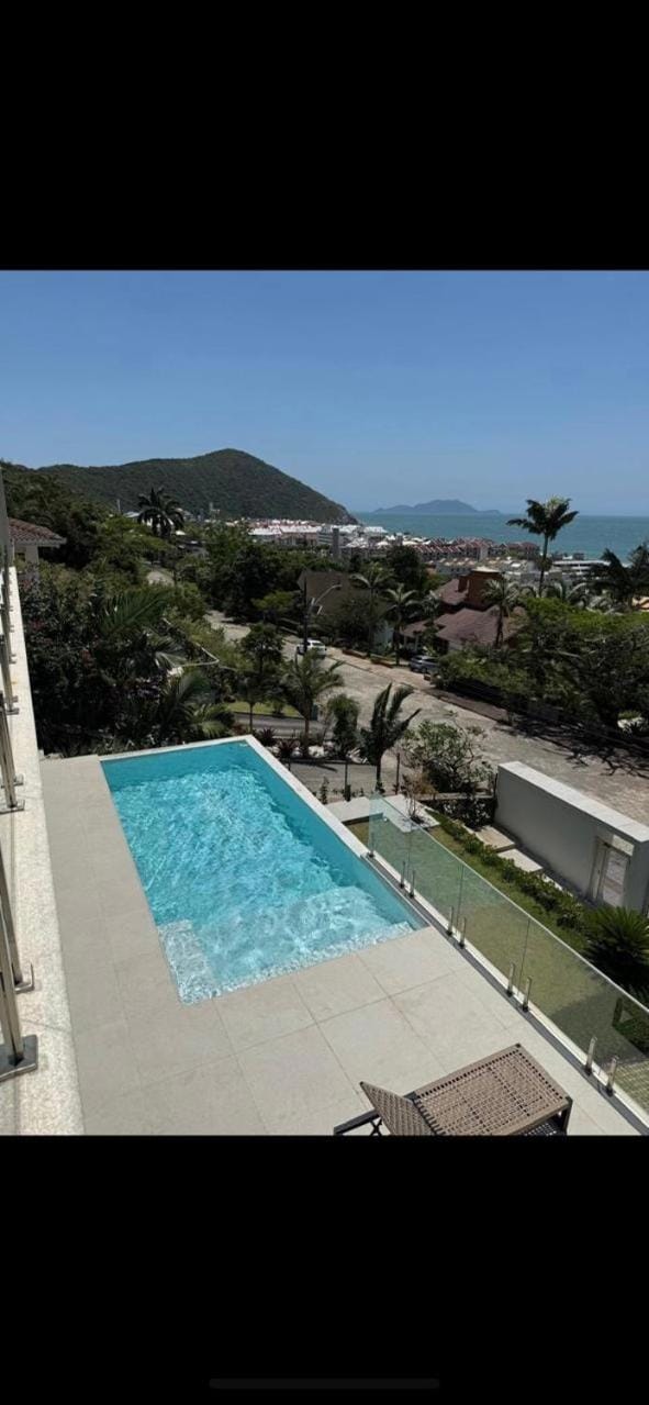 Paraiso com vista do mar e montanha na Praia Brava House in Florianopolis