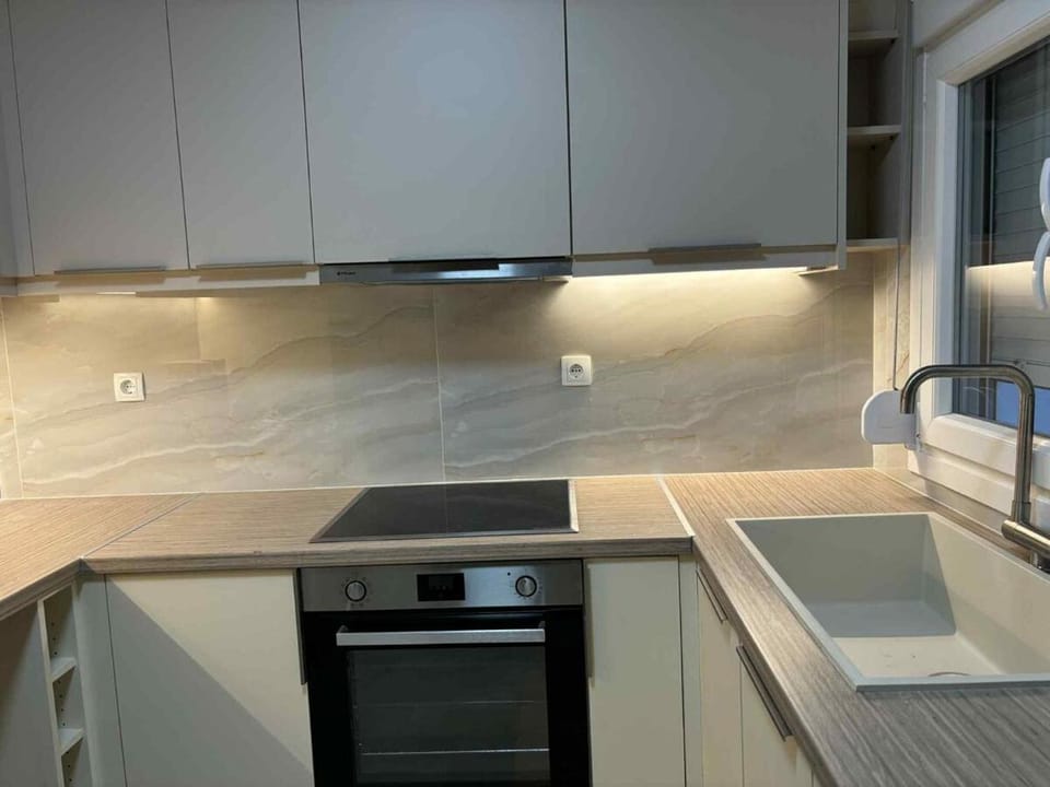 Kitchen or kitchenette, dishwasher, stove