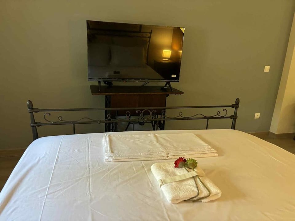 Bed, TV and multimedia, Bedroom