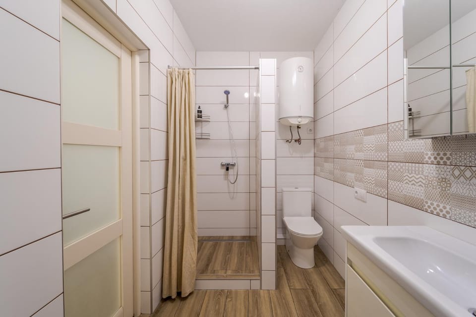 Shower, Toilet