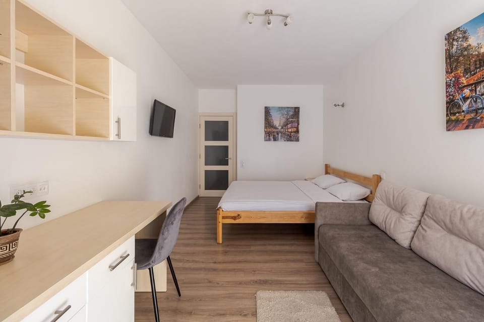 Bed, TV and multimedia, Bedroom