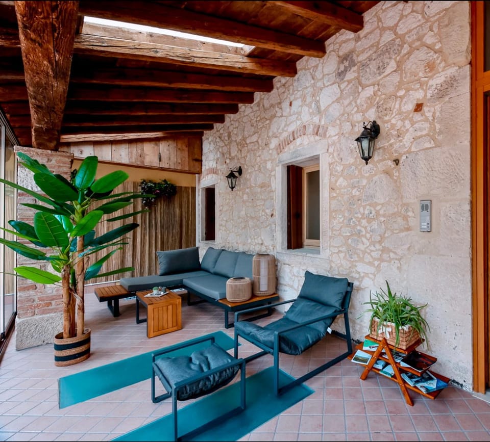 Patio, Day, Living room, Seating area