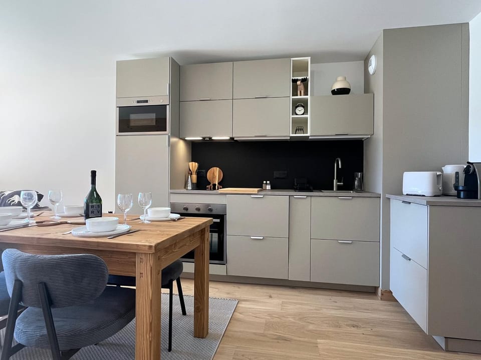 Kitchen or kitchenette, Dining area