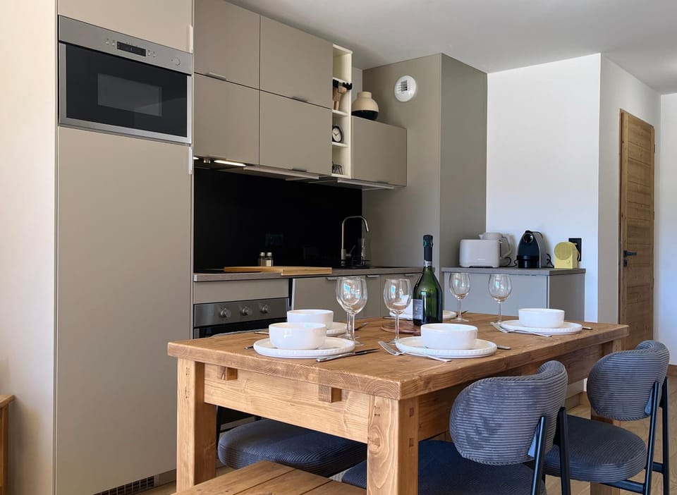 Kitchen or kitchenette, Dining area