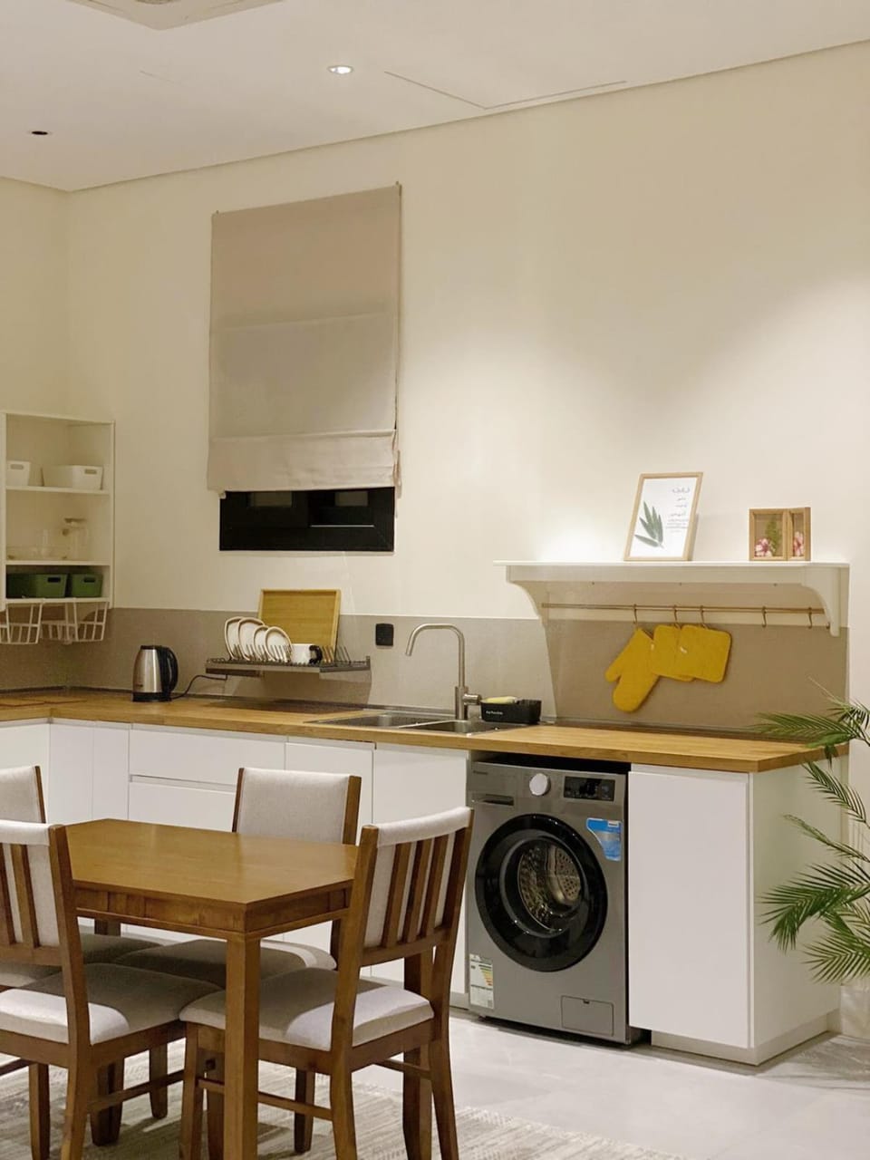 Kitchen or kitchenette, Dining area, washing machine