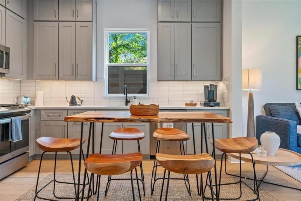 Modern Family Comfort 2BR 2 5BA Sleeps 6 Apartment in South Congress
