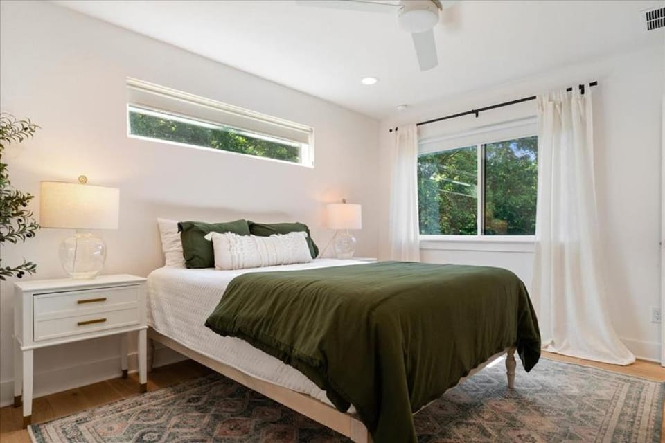 Modern Family Comfort 2BR 2 5BA Sleeps 6 Apartment in South Congress