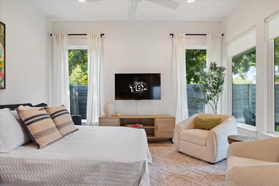 Modern Family Comfort 2BR 2 5BA Sleeps 6 Apartment in South Congress