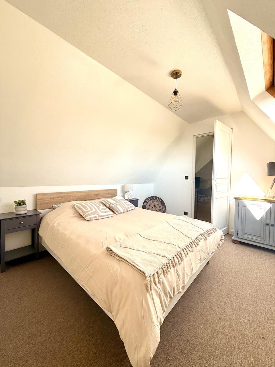 Bed, Photo of the whole room