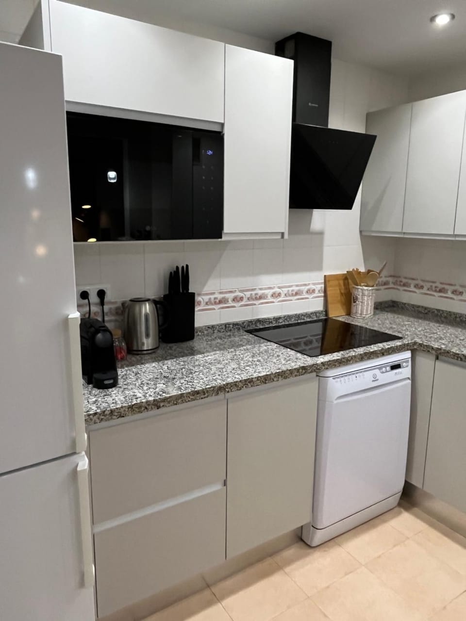Coffee/tea facilities, dishwasher, stove, toaster