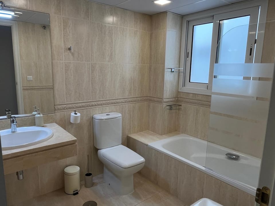Shower, Toilet, Bath, bidet, towels