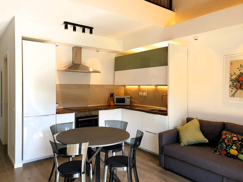 Kitchen or kitchenette, Dining area, stove