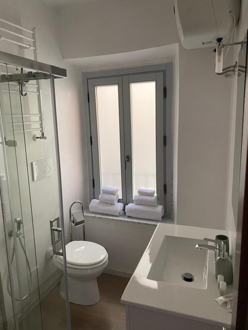 Shower, Toilet, Bathroom, towels