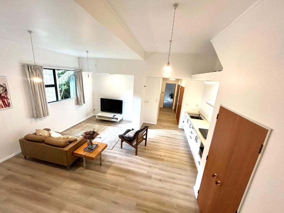 St Okes Apartment- Peaceful retreat set in native bush - Modern - Comfortable and Quiet Apartment in Lower Hutt