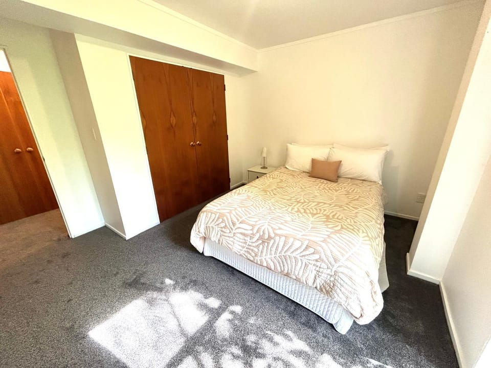 St Okes Apartment- Peaceful retreat set in native bush - Modern - Comfortable and Quiet Apartment in Lower Hutt