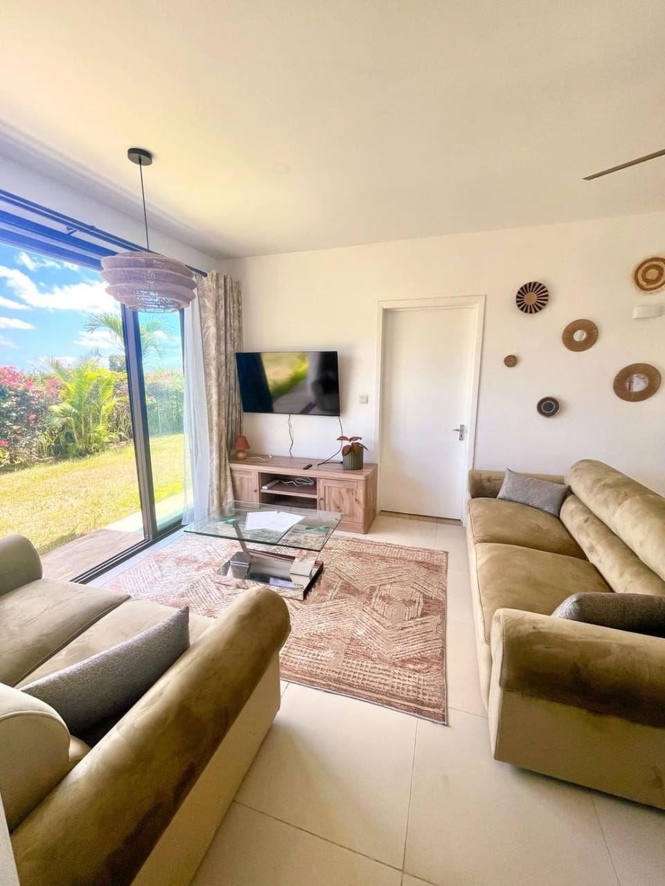 TV and multimedia, Living room, Garden view