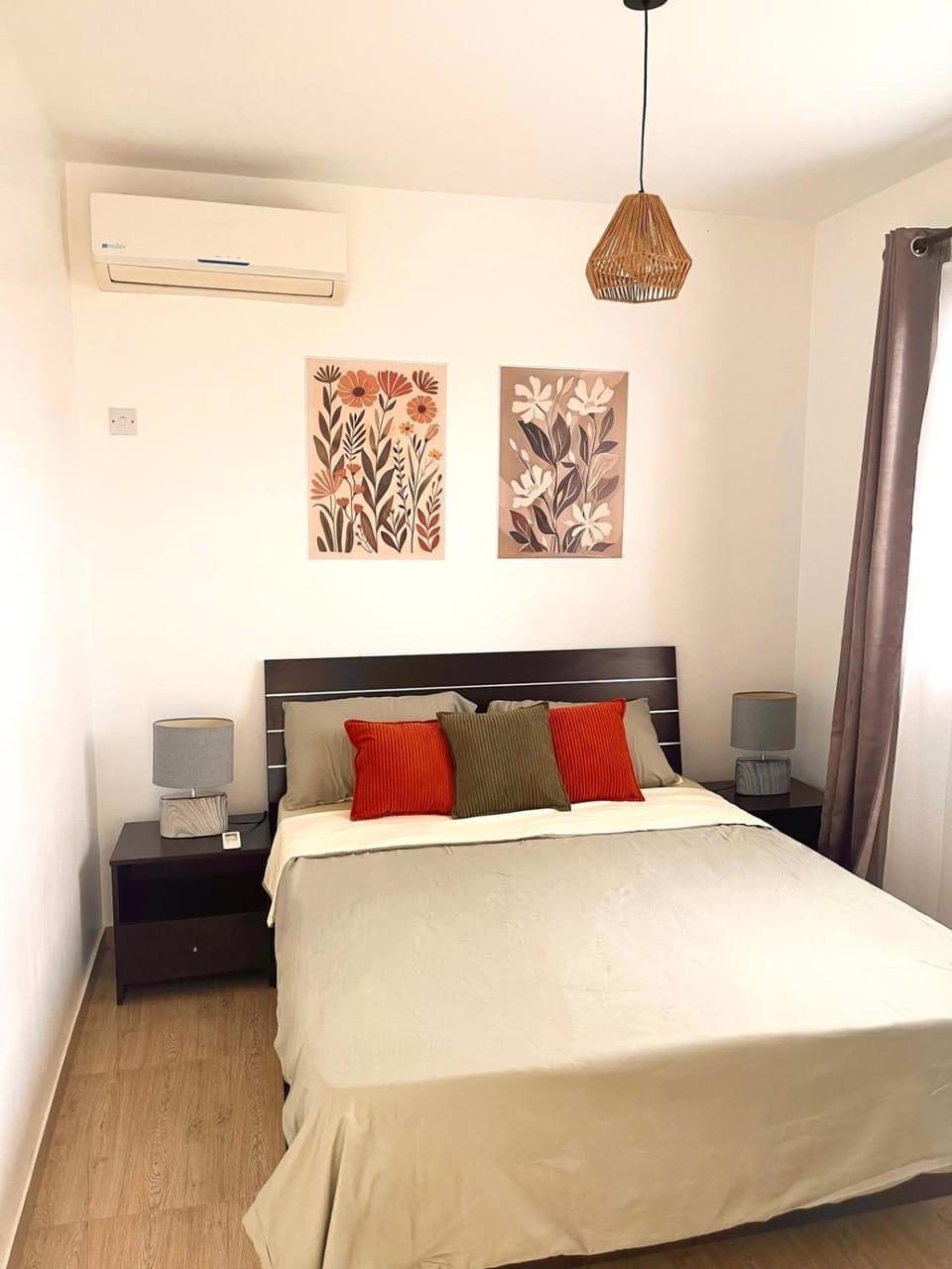 Bed, Photo of the whole room, Bedroom, air conditioner