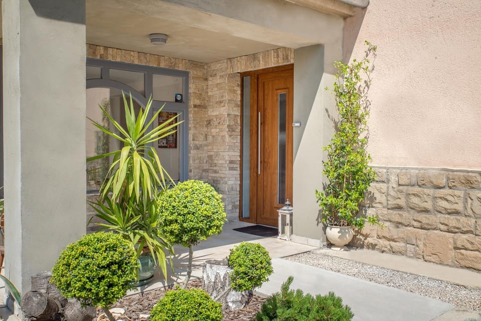 Facade/entrance, Spring, Day, Summer, Garden, View (from property/room), Autumn, On site, Garden view, Street view, Sunrise