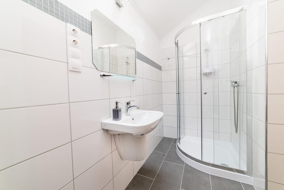 Shower, Toilet