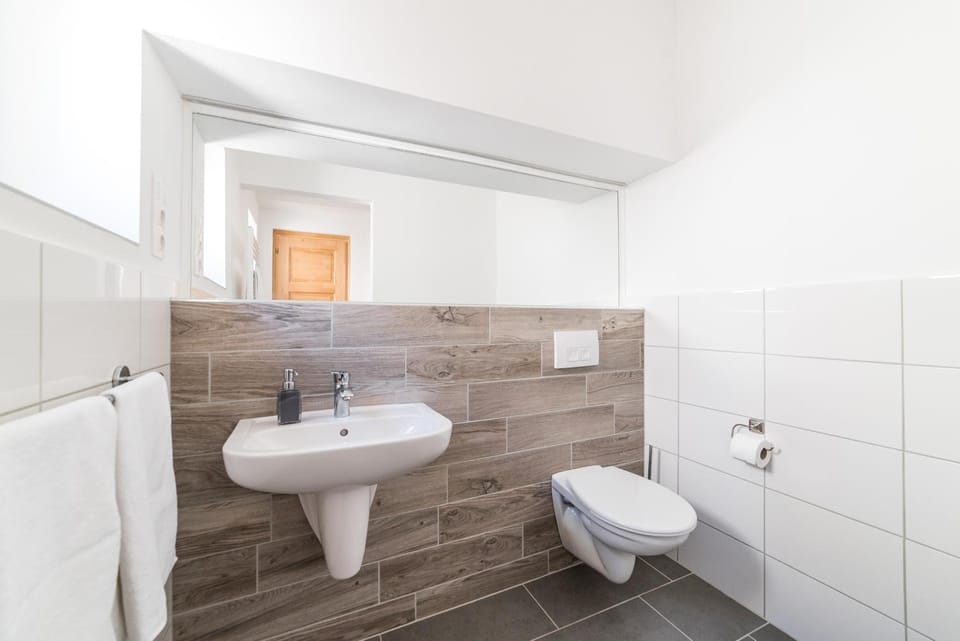 Shower, Toilet, Spring, Day, Winter, Summer, Bathroom, Autumn, On site, Sunrise, Sunset