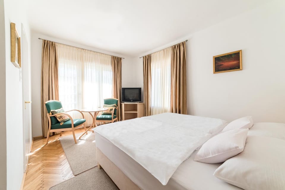 Shower, Spring, Bed, Day, Winter, Summer, TV and multimedia, Photo of the whole room, Bedroom, Autumn, On site, Garden view, Street view, Sunrise, Quiet street view